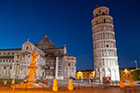 Piza. Zabytkowe budowle przy Piazza dei Miracoli - z lewej Katedra Santa Maria Assunta, z prawej Krzywa Wieża. - foto: wnieznane.pl