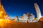 Piza. Zabytkowe budowle przy Piazza dei Miracoli - od lewej Baptysterium, Katedra Santa Maria Assunta i Krzywa Wieża. - foto: wnieznane.pl
