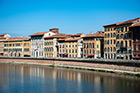 Piza. Kamienice wzdłuż rzeki Arno. - foto: wnieznane.pl