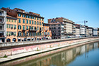 Piza. Kamienice wzdłuż rzeki Arno. - foto: wnieznane.pl