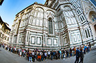 Florencja. Kolejka do wejścia na kopułę Katedry Santa Maria del Fiore. - foto: wnieznane.pl