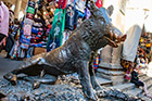 Florencja. Rzeźba dzika Il Porcellino na Mercato del Porcellino. - foto: wnieznane.pl