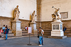Florencja. Rzeźby w Loggia dei Lanzi. - foto: wnieznane.pl