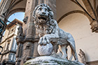 Florencja. Rzeźba lwa w Loggia dei Lanzi. - foto: wnieznane.pl