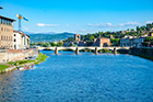 Florencja. Widok na rzekę Arno z Ponte Vecchio. - foto: wnieznane.pl