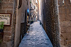 Florencja. Wąska uliczka w historycznym centrum. - foto: wnieznane.pl