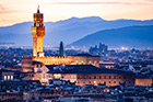 Florencja. Palazzo Vecchio o zachodzie słońca. - foto: wnieznane.pl
