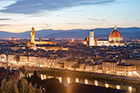 Florencja o zachodzie słońca. Z lewej Palazzo Vecchio, z prawej Katedra Santa Maria del Fiore. - foto: wnieznane.pl