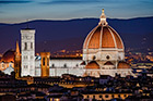 Florencja. Wspaniała Katedra Santa Maria del Fiore o zmierzchu. - foto: wnieznane.pl