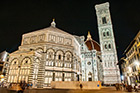Florencja. Katedra Santa Maria del Fiore, Battistero di San Giovanni i Campanile di Giotto oświetlone nocą. - foto: wnieznane.pl