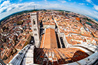 Florencja. Widok na miasto z kopuły Katery Santa Maria del Fiore. Z lewej Campanile di Giotto. - foto: wnieznane.pl