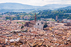 Florencja. Widok na miasto z kopuły Katery Santa Maria del Fiore. Z tyłu Basilica di Santa Croce. - foto: wnieznane.pl