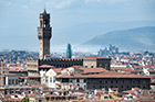 Florencja. Widok na miasto - wyróżnia się wieża Palazzo Vecchio. - foto: wnieznane.pl