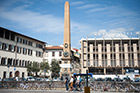 Florencja. Piazza dell'Unita italiana z obeliskiem poświęconym poległym w wojnie o niepodległość Włoch. - foto: wnieznane.pl