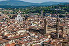 Florencja. Widok na Florencję z Campanile di Giotto. W tle z lewej Basilica di Santa Croce. Na środku kwadratowa wieża Palazzo del Bargello. - foto: wnieznane.pl