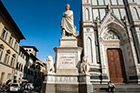 Florencja. Pomnik Dantego przy Bazylice Santa Croce. - foto: wnieznane.pl