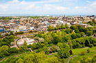 Edynburg. Widok na miasto z Zamku w Edynburgu (Edinburgh Castle). Na pierwszym planie Princes Street Gardens. - foto: wnieznane.pl