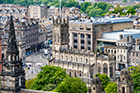 Edynburg. Panorama miasta widziana z Zamku (Edinburgh Castle). W środku St. John's Episcopal Church. - foto: wnieznane.pl