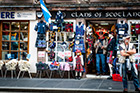 Edynburg. Wzdłuż Królewskiej Mili (Royal Mile) znaleźć można sklepy z lokalnymi wyrobami. - foto: wnieznane.pl