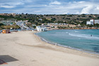 Malta. Szeroka piaszczysta plaża Il-Bajja Tal-Ghadira w miejscowości Mellieha. - foto: wnieznane.pl