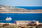 Malta. Okolice miejscowości Mellieha, dalej statek płynący na Gozo i wyspa Comino. - foto: wnieznane.pl