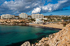 Malta. Widok z góry na piaszczystą plażę Golden Bay. - foto: wnieznane.pl Malta. Widok z góry na piaszczystą plażę Golden Bay. - foto: wnieznane.pl