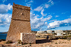 Malta. Ghajn Tuffieha - jedna z wież stanowiących dawny system obronny wyspy. - foto: wnieznane.pl