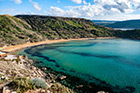 Malta. Widok na piaszczystą plażę Ghajn Tuffieha. - foto: wnieznane.pl