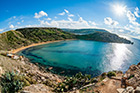 Malta. Widok na piaszczystą plażę Ghajn Tuffieha. - foto: wnieznane.pl