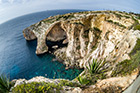Malta. Widok z góry na Blue Grotto. - foto: wnieznane.pl