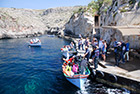 Malta. Łódki zabierają turystów do Blue Grotto. - foto: wnieznane.pl