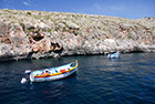 Malta. Łódki, które zabierają turystów do Blue Grotto. - foto: wnieznane.pl