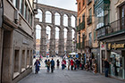 Segowia. Akwedukt i Plaza del Azoguejo. - foto: wnieznane.pl