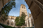 Segowia. Dziedziniec i wieża katedralna. - foto: wnieznane.pl