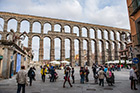 Segowia. Plaza del Azoguejo i akwedukt. - foto: wnieznane.pl