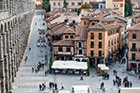 Segowia. Plaza del Azoguejo i akwedukt. - foto: wnieznane.pl