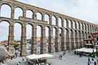 Segowia. Plaza del Azoguejo i akwedukt. - foto: wnieznane.pl