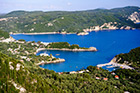 Korfu. Panorama wybrzeża i Paleokastritsy widziana z Lakones. - foto: wnieznane.pl