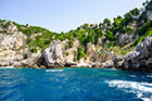 Korfu. Rejs wzdłuż wybrzeża w miejscowości Paleokastritsa. - foto: wnieznane.pl