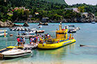 Korfu. Żółta łódź podwodna i łódki w porcie w miejscowości Paleokastritsa. - foto: wnieznane.pl