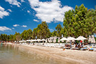 Bodrum. Piaszczysta plaża przy hotelu Aurum Spa & Beach. - foto: wnieznane.pl
