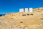 Gozo. Skały i tablice ostrzegawcze na Azure Window. - foto: wnieznane.pl