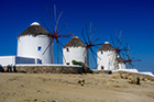Mykonos. Słynne tradycyjne wiatraki w stolicy wyspy. - foto: wnieznane.pl