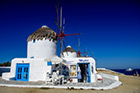 Mykonos. Słynne tradycyjne wiatraki w stolicy wyspy. - foto: wnieznane.pl