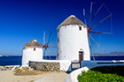 Mykonos. Słynne tradycyjne wiatraki w stolicy wyspy. - foto: wnieznane.pl