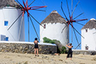 Mykonos. Słynne wiatraki w stolicy wyspy są jednym z najchętniej fotografowanych miejsc na Mykonos. - foto: wnieznane.pl