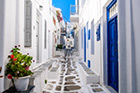Mykonos. Białe cykladzkie domy i wąskie uliczki w stolicy wyspy. - foto: wnieznane.pl