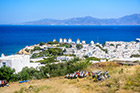 Mykonos. Widok na wiatraki. W tle wyspa Tinos. - foto: wnieznane.pl