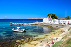 Mykonos. Łodzie przy plaży Agios Ioannis. W tle kościół św. Jana. - foto: wnieznane.pl