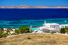 Mykonos. Elegancki hotel przy plaży Agios Ioannis z widokiem na wyspę Delos. - foto: wnieznane.pl